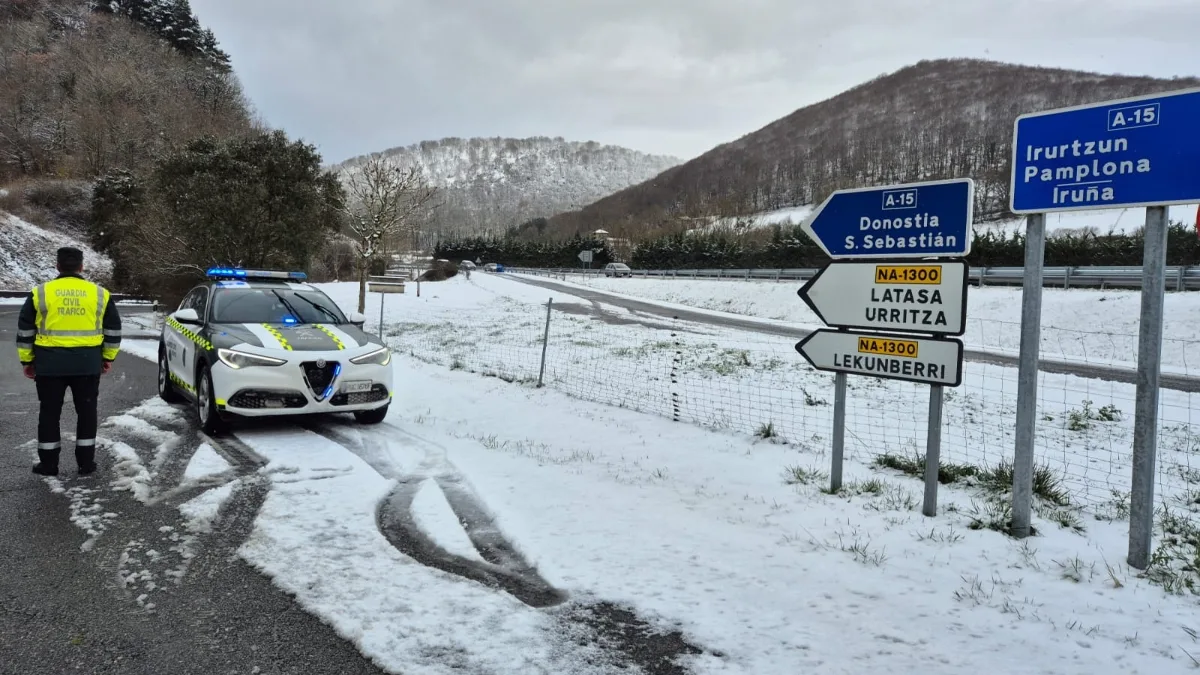 Temporal de nieve en el Pirineo: Navarra activa el aviso por cierres en puertos y uso de cadenas