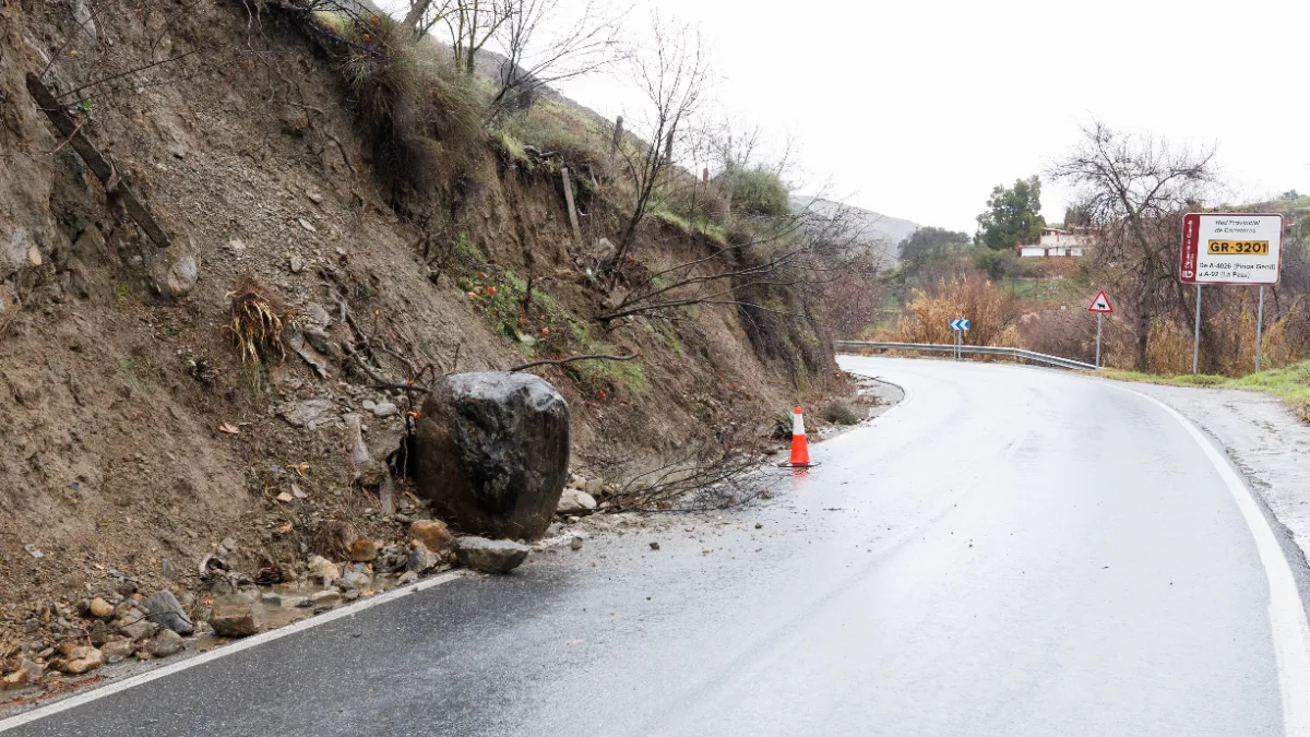 Estado de las carreteras en Granada: cortes por nieve en la Sierra y obras en la A-7
