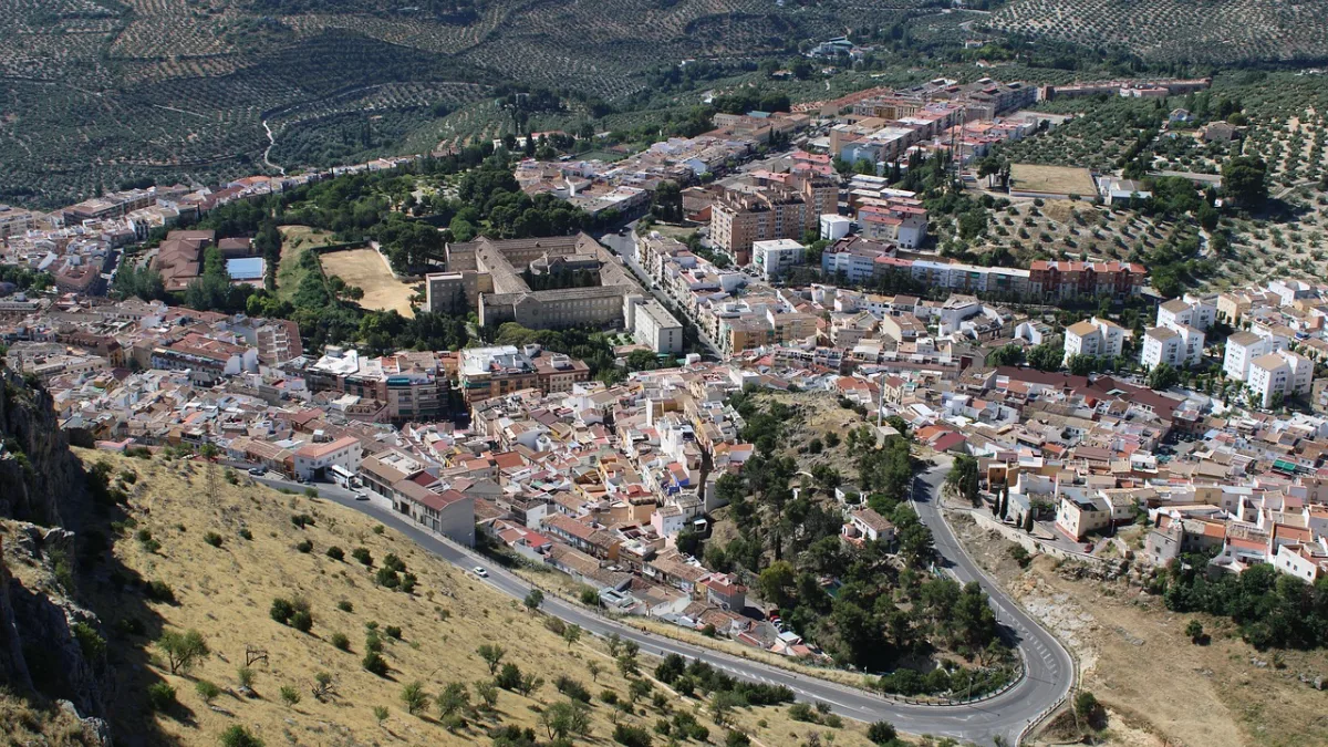 Situación en las carreteras de Andalucía: más de 400 incidencias, cortes por incendios en la A-44 e inundaciones en la red secundaria