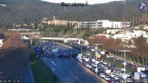 Huelga de profesores en Barcelona hoy: cortes de tráfico en la Gran Via, Ronda de Dalt y accesos por carretera