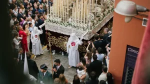 Guía del Martes Santo en Sevilla: Horarios de paso y puntos clave para seguir a las hermandades