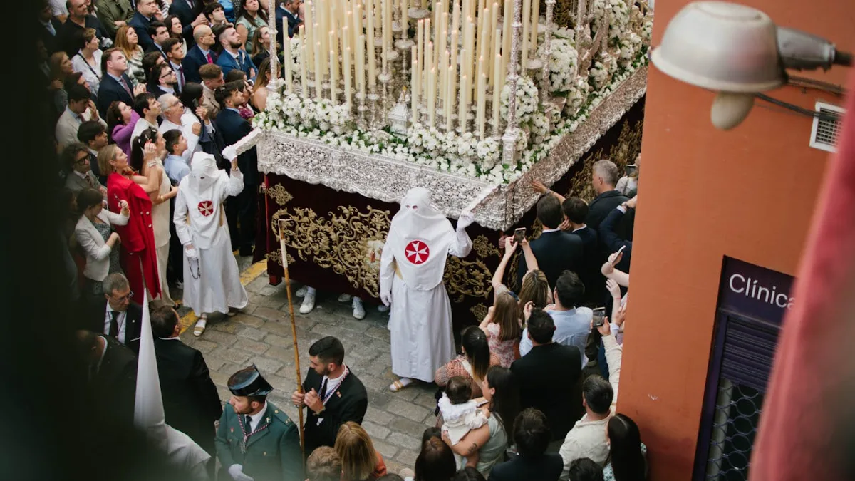 Guía del Martes Santo en Sevilla: Horarios de paso y puntos clave para seguir a las hermandades