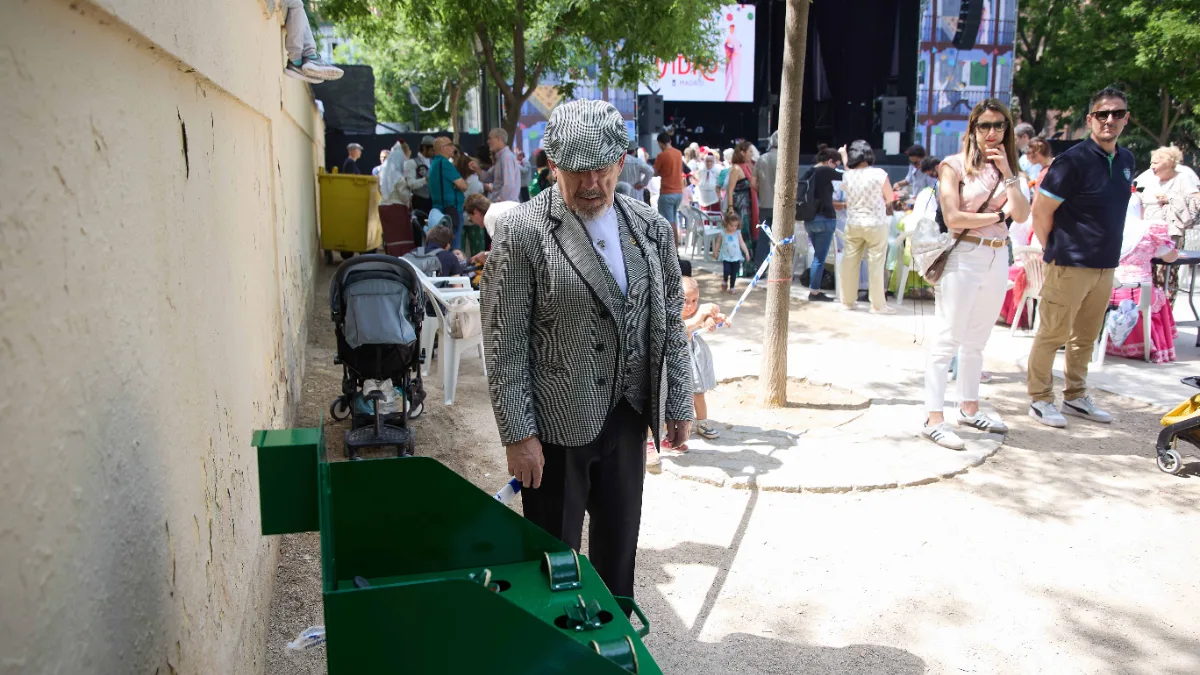 Las Vistillas son uno de los tres escenarios principales de las Fiestas de San Isidro 2026 y, para muchos madrileños, el más especial de todos. Están en la Plaza de Gabriel Miró, en el corazón de La Latina, y acogen conciertos gratuitos del 14 al 17 de mayo con artistas como Hens, Triángulo de Amor Bizarro, Camellos y Baiuca. Si nunca has ido, el motivo principal para ir no es solo la música — son las vistas al Palacio Real, la Almudena y la sierra que se abren desde el jardín con las noches de mayo de fondo. Una combinación difícil de superar. Dónde están Las Vistillas en Madrid El Jardín de las Vistillas se encuentra en la Plaza de Gabriel Miró, en el barrio de Palacio del distrito Centro. Es uno de los jardines históricos más queridos del Madrid castizo, situado en lo alto de una pequeña colina desde la que se divisa el Palacio Real iluminado, la cúpula de la Catedral de la Almudena y, en los días claros, la sierra de Guadarrama al fondo. Para llegar con el GPS introduce directamente Plaza de Gabriel Miró, Madrid. Está a apenas 10 minutos a pie desde la Plaza Mayor cruzando las callejuelas de La Latina, una caminata que en días de San Isidro tiene su propio encanto con el ambiente festivo en cada esquina. Horarios de Las Vistillas del 14 al 17 de mayo DíaHorarioJueves 14De 19:00 a 23:00 hViernes 15De 10:30 a 14:00 h y de 18:00 a 23:00 hSábado 16De 12:00 a 15:00 h y de 20:30 a 23:00 hDomingo 17De 11:00 a 15:00 h y de 17:00 a 23:00 h Conciertos en Las Vistillas San Isidro 2026 Todos los conciertos son gratuitos y el acceso es libre hasta completar aforo. En noches como la de los Premios Rock Villa de Madrid el aforo se completa rápido, así que si quieres un buen sitio lo mejor es llegar con antelación y aprovechar la tarde en el jardín antes de que empiece la música. Jueves 14 de mayo La programación arranca con El Nuevo Madriz abriendo la noche con una sesión de DJ Ruptura y Pablito Tedeka, mezcla perfecta para entrar en ambiente. Después sube al escenario Rebe, cantautora madrileña con un pop alternativo íntimo y lleno de personalidad que está sonando fuerte en la escena nacional. El cierre de la noche corre a cargo de Hens, una de las voces más representativas de la escena indie española actual, conocida por mezclar emoción digital con melancolía analógica. Viernes 15 de mayo El día grande de Las Vistillas. Por la mañana, a partir de las 10:30 horas, el jardín acoge ¡Madrid: baila con nosotros al son de nuestra música!, el encuentro participativo e intergeneracional que en 2026 cumple su décima edición y que invita a bailar chotis y pasodobles con música en directo. Por la noche llega el plato fuerte: los 46 Premios Rock Villa de Madrid, uno de los certámenes musicales más veteranos del país, con actuaciones de Triángulo de Amor Bizarro, Camellos y Baiuca entre otros. Es la noche más esperada del escenario de Las Vistillas y la que más aforo concentra de toda la semana. Sábado 16 de mayo El sábado tiene un sabor más castizo. La noche la protagoniza Mari Pepa de Chamberí, referente de la música tradicional madrileña, con su espectáculo VIVA SAN ISIDRO, un recorrido por el cuplé, la copla y el Madrid más popular. Le acompañan Las Dianas y Olga María Ramos, completando una noche perfecta para quien quiera conectar con la esencia más auténtica de estas fiestas. Domingo 17 de mayo El domingo cierra las fiestas con la Federación de Grupos Tradicionales Madrileños, que llena el escenario de chotis, pasodobles, bailes goyescos y fragmentos de zarzuela. Por la mañana hay además actividades y juegos castizos para los más jóvenes de la familia. Es el cierre más emotivo de toda la semana festiva. Cómo llegar a Las Vistillas durante San Isidro 2026 El consejo más importante es este: no vayas en coche. El entorno de La Latina en días de San Isidro es una de las zonas más complicadas de acceder en vehículo privado de todo Madrid. El transporte público te deja prácticamente en la puerta y te evita una hora de tu vida buscando aparcamiento. Metro — La opción más recomendable Ópera (líneas 2, 5 y ramal) — 8 minutos andando ✅ La más recomendada La Latina (línea 5) — 10 minutos andando Sol (líneas 1, 2 y 3) — 15 minutos andando, pero con mucho ambiente en el camino Autobús EMT Las líneas 3, 23, 31, 50, 65 y 148 tienen paradas próximas al jardín. En las noches de concierto los autobuses suelen ir llenos en las horas pico, por lo que el metro es más fiable si tienes que llegar a una hora concreta. A pie desde otros escenarios de San Isidro Si estás haciendo el tour completo de las fiestas, Las Vistillas están muy bien conectadas a pie con el resto de escenarios: Desde Plaza Mayor: 10 minutos andando por La Latina Desde La Pradera: 25 minutos andando o metro línea 5 con transbordo en Ópera Desde Matadero: metro línea 5 de Legazpi a Ópera, unos 20 minutos Cortes de tráfico en el entorno de Las Vistillas del 14 al 17 de mayo Si a pesar de todo decides ir en coche, ten en cuenta que el Ayuntamiento ha activado restricciones y cortes de tráfico en el entorno del jardín durante todos los días de las fiestas. Las afecciones están activas cada día de 11:00 a 0:30 horas en las siguientes calles: Plaza de Gabriel Miró San Buenaventura Don Pedro (entre Bailén y la Plaza de Gabriel Miró) Beatriz Galindo (desde su acceso por la calle Segovia) El domingo 17 de mayo de 16:00 a 17:00 horas hay además un corte adicional en la calle Bailén y el túnel con motivo del pasacalles que llega desde la Puerta del Sol. Es un corte breve pero en un punto muy transitado, así que téngalo en cuenta si planea circular por esa zona a esa hora. Consulta el estado del tráfico en Madrid en tiempo real en nuestra sección de tráfico en Madrid en directo en traficohoy.com, actualizada automáticamente con datos de la DGT.