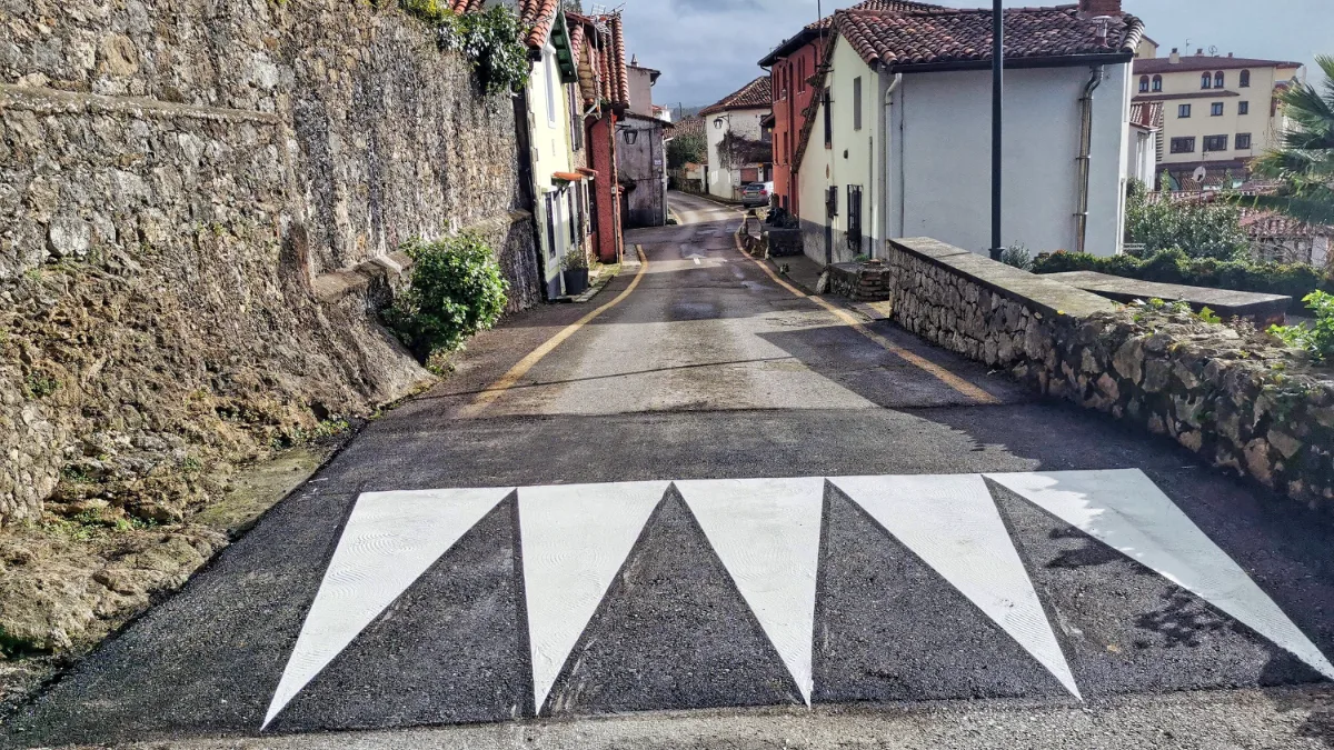 Lomo de asno en carretera: qué es, dónde se coloca, qué velocidad llevar y cuándo es ilegal