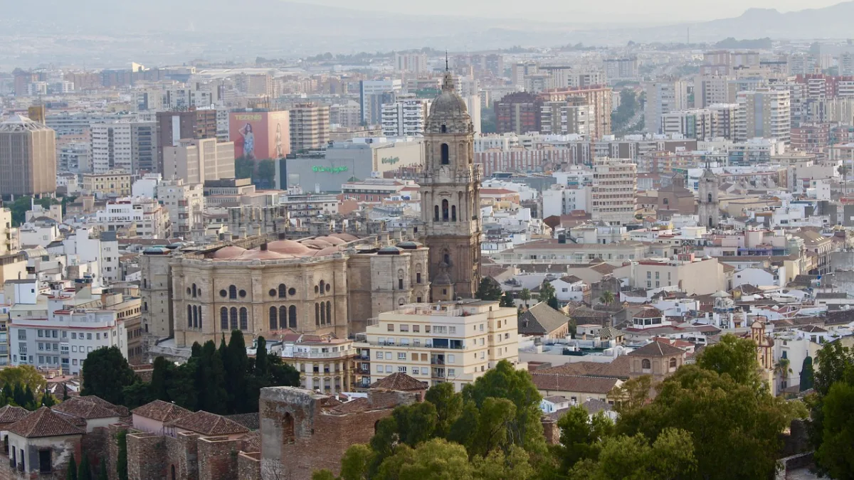 Cortes de tráfico en Málaga este fin de semana: procesiones y Día de la Bici 2026