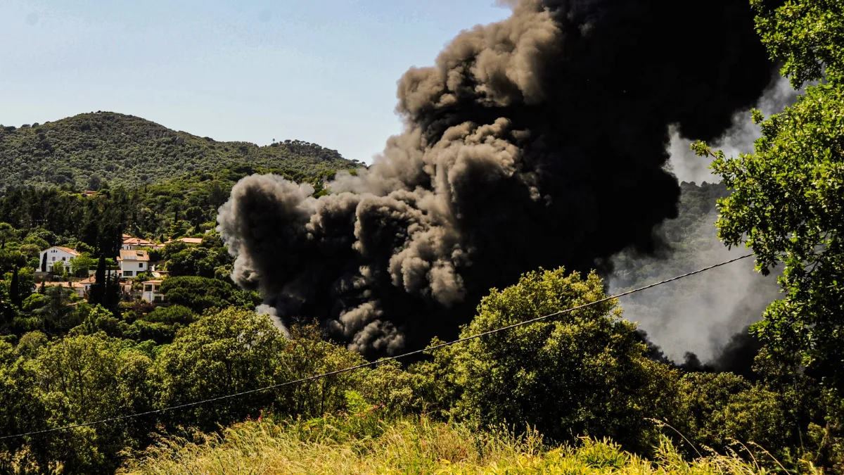 Incendio en Òrrius (Maresme): confinados 800 vecinos y columna de humo visible desde Barcelona