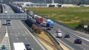 Accidente en la A-66 en Sevilla: un carril cortado provoca retenciones en la salida de la ciudad por Salteras