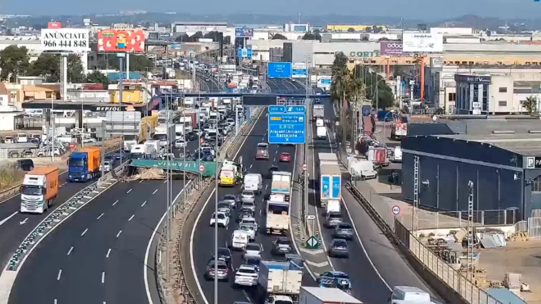 Accidente en la A-3 en Loriguilla corta la entrada a Valencia y el carril izquierdo sentido Madrid