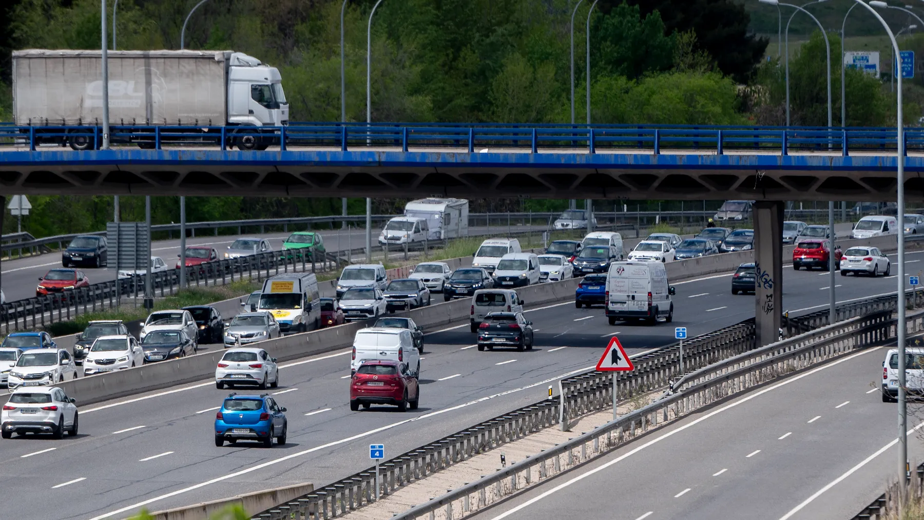 Accidente en la A-6 en El Plantío: carril derecho cerrado y 2 km de retenciones en la entrada a Madrid