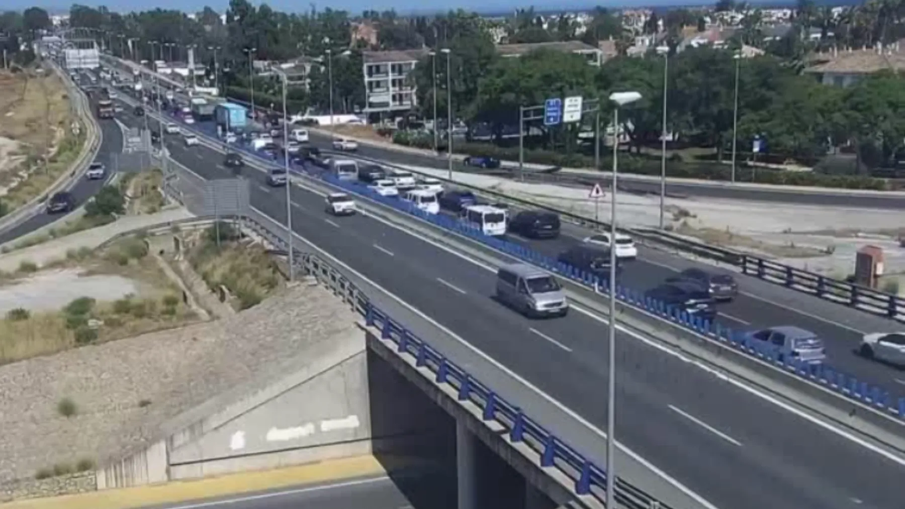 Accidente en la A-7 en Marbella cierra el carril izquierdo sentido Algeciras con 2 km de retenciones