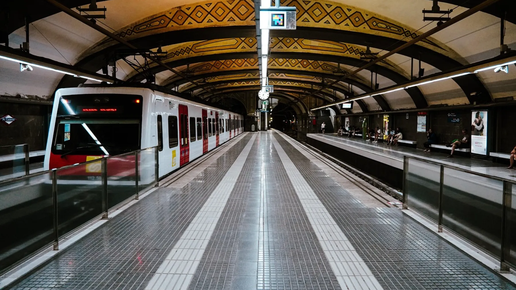 Un incendio corta la R2 Nord de Rodalies entre el Aeropuerto y El Prat de Llobregat