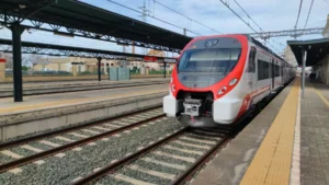 Interrumpidos los trenes entre Huelva y Sevilla: un incendio junto a las vías obliga a suspender la circulación.