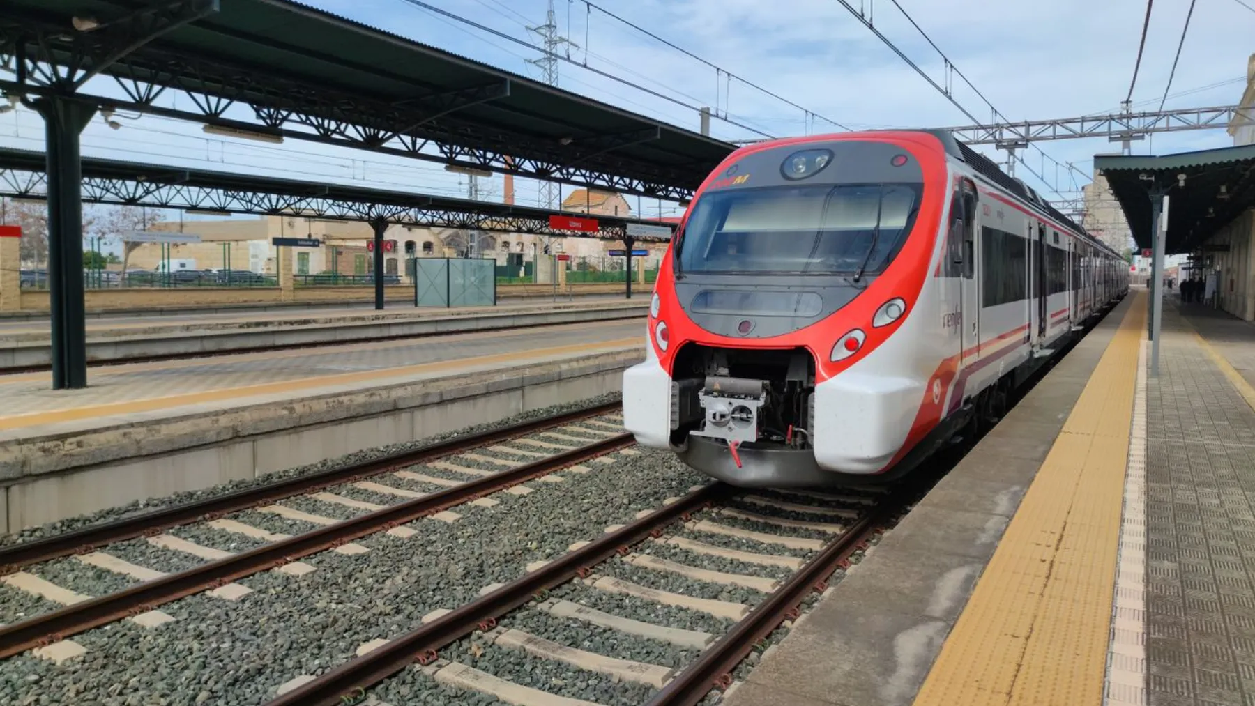 Interrumpidos los trenes entre Huelva y Sevilla: un incendio junto a las vías obliga a suspender la circulación.