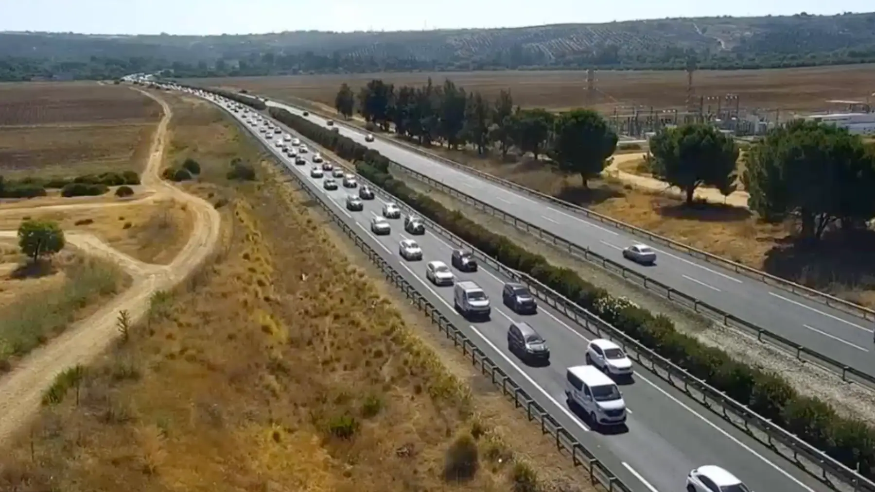 Retenciones en Sevilla por un accidente en la A-49: tráfico lento de más de 2 kilómetros en Umbrete