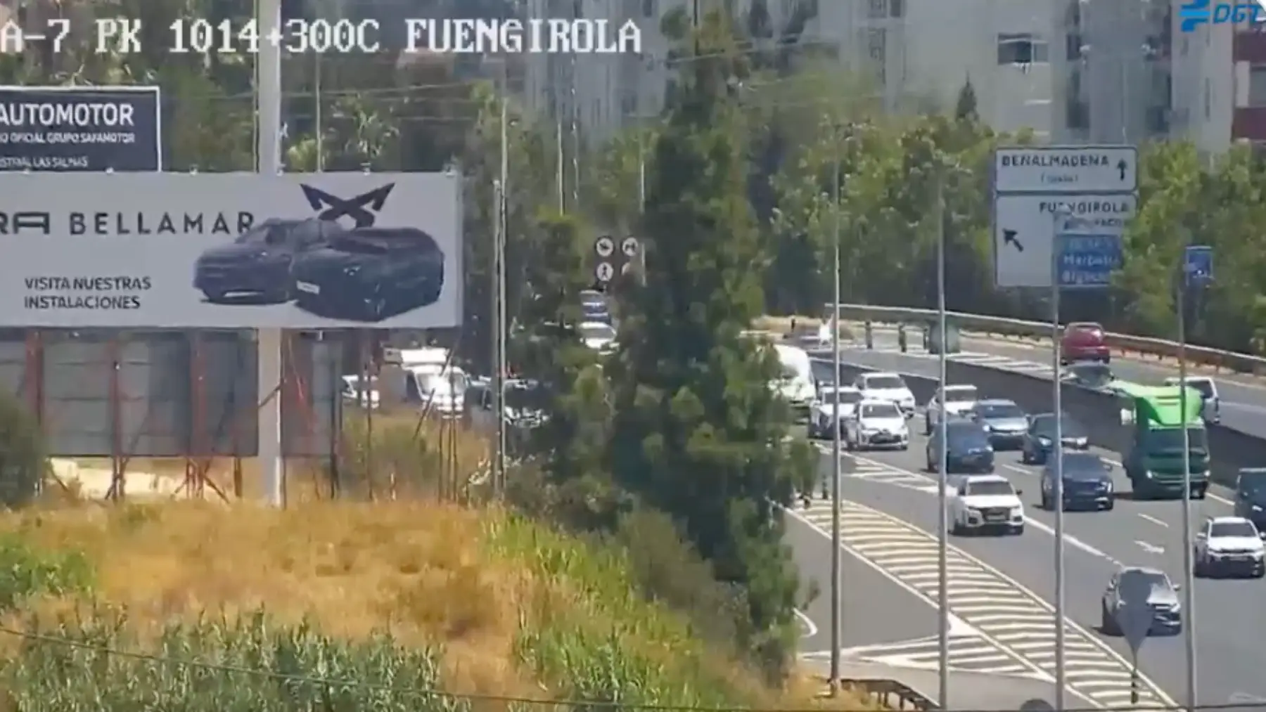 Incendio de un vehículo en la A-7 en Málaga: más de un kilómetro de tráfico lento en Fuengirola sentido Marbella