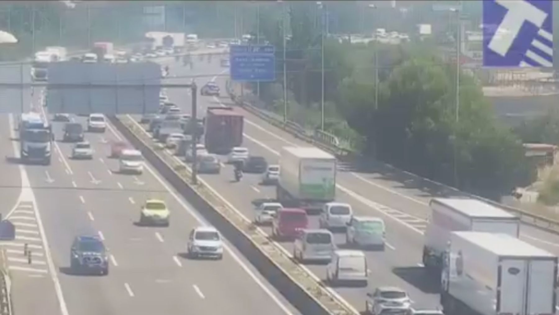 Retenciones en la A-2 en Barcelona: reabierta la autovía en Castellbisbal tras un incendio con más de 4 kilómetros de retenciones