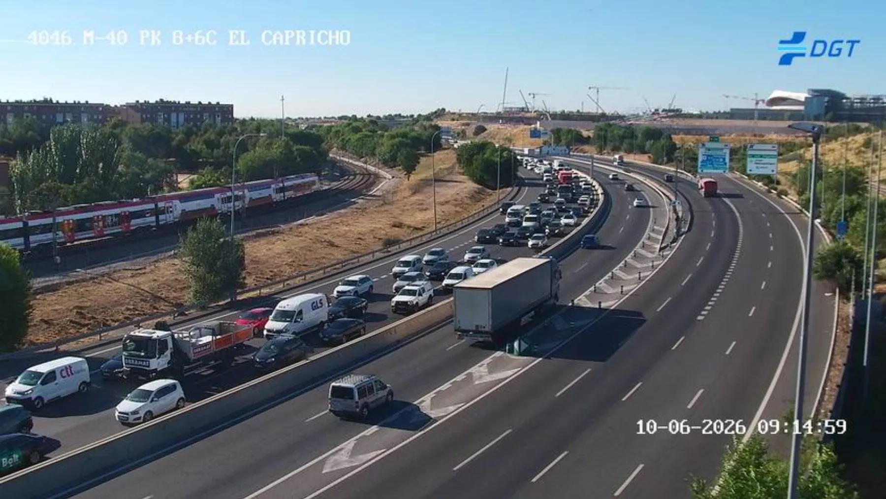 Retenciones en Madrid ahora: accidente en la M-40 y cinco cortes de calzada activos esta mañana