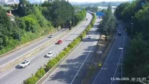 La A-64 cortada en Asturias en Sariego por un vehículo ardiendo en dirección Villaviciosa