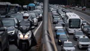 Cortes en Madrid este domingo: el centro bloqueado por manifestaciones, 66.000 personas en el Metropolitano y Vallecas cortada