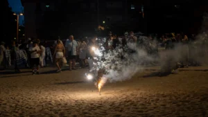 Noche de San Juan en Valencia 2026: hogueras en la Malvarrosa, cortes de tráfico y cómo llegar a la playa