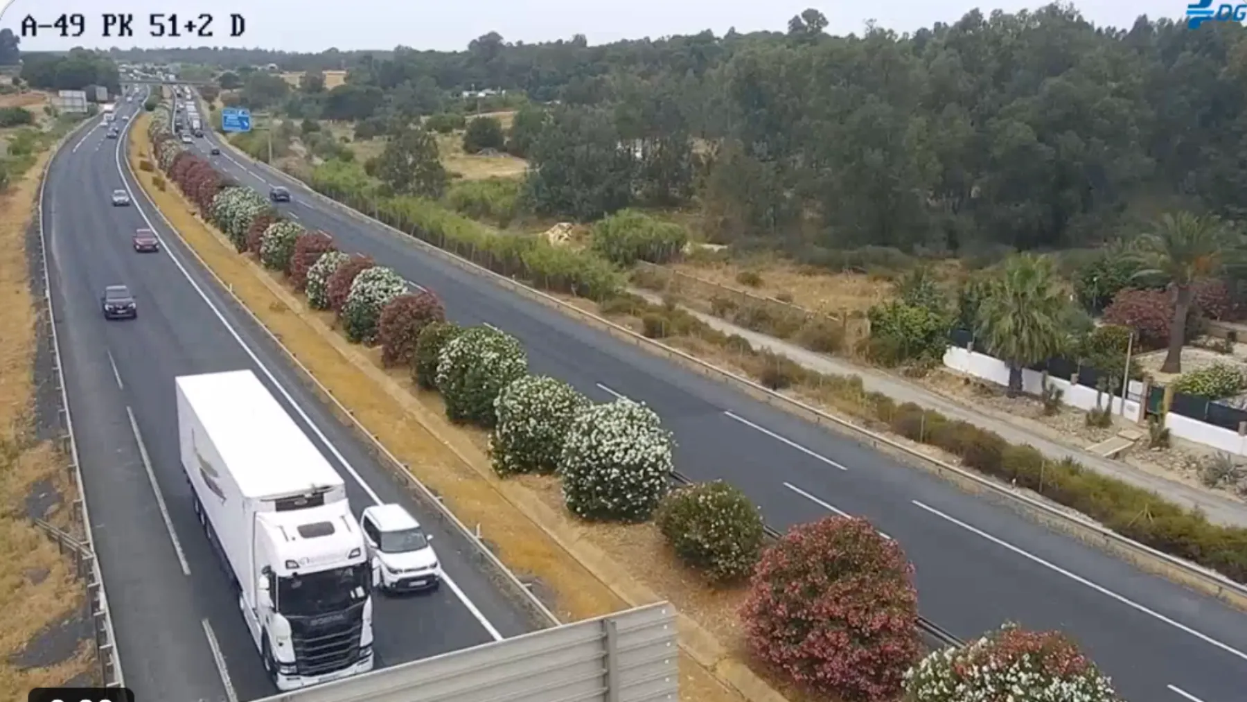 Un camión accidentado corta la A-49 en Huelva: más de 2 km de retenciones mientras rescatan el vehículo en Villarrasa