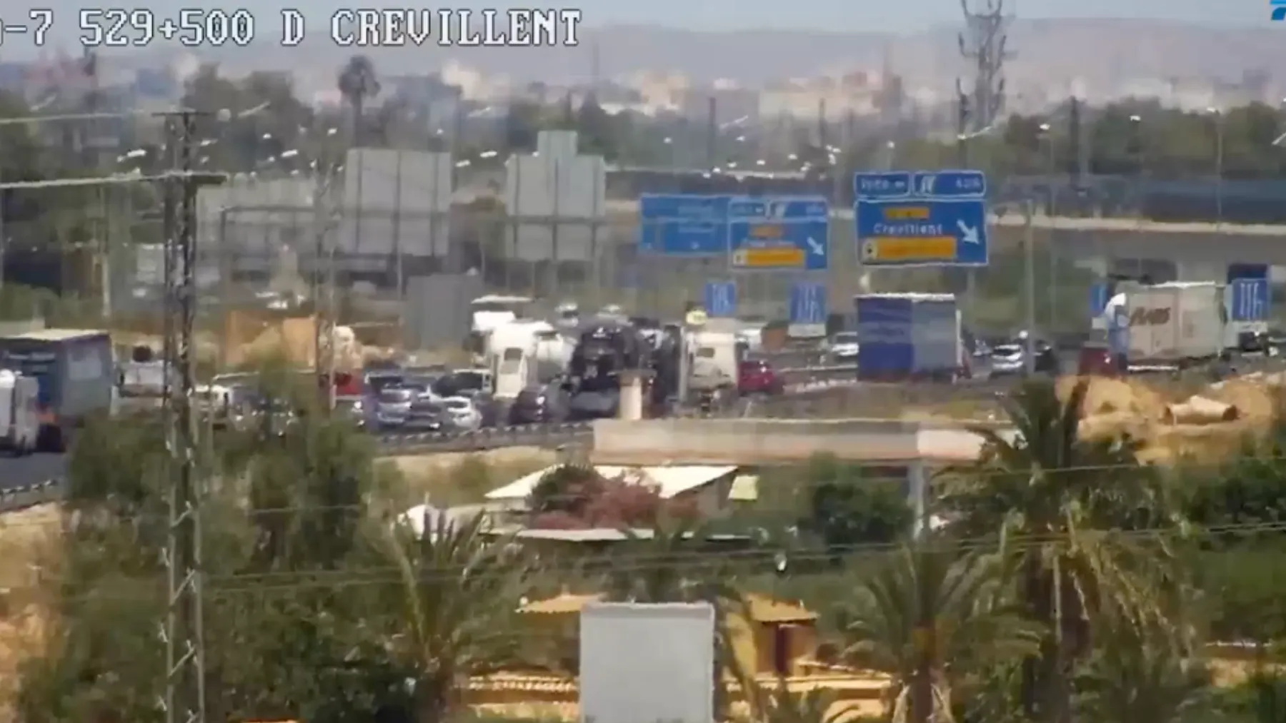 Accidente en la A-7 en Crevillent Alicante cierra el carril izquierdo sentido Elche en el km 528