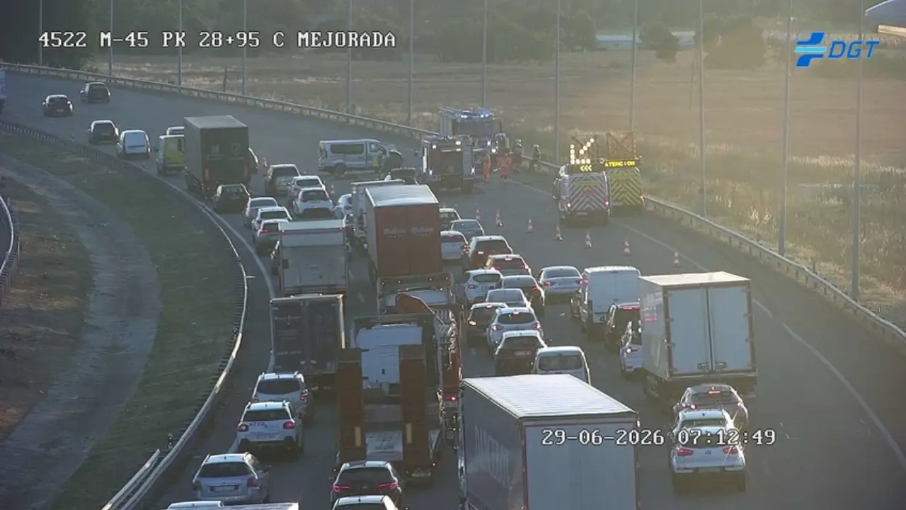 Problemas de tráfico en la M-45 y M-50 de Madrid: un accidente provoca más de 6 kilómetros de retenciones hacia la A-2