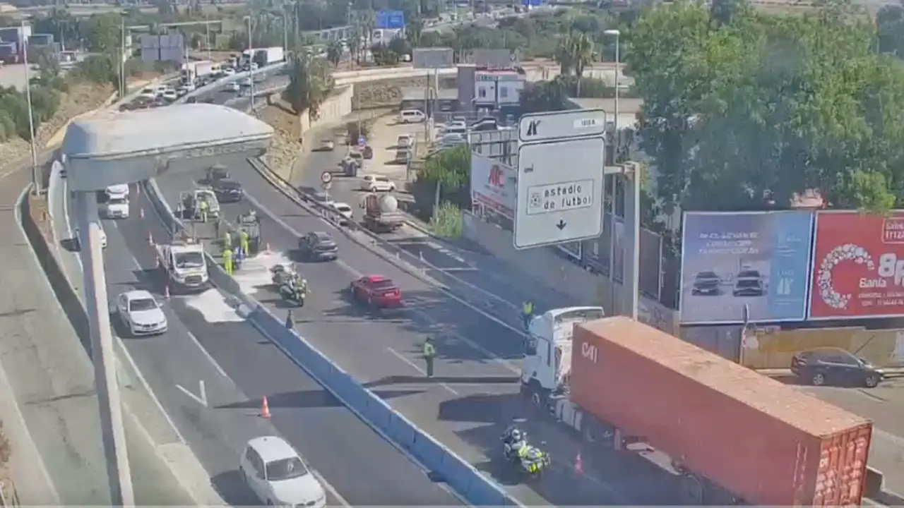 Complicaciones de tráfico en la A-7 en Cádiz: un accidente en Algeciras obliga a cortar los carriles izquierdos en ambos sentidos