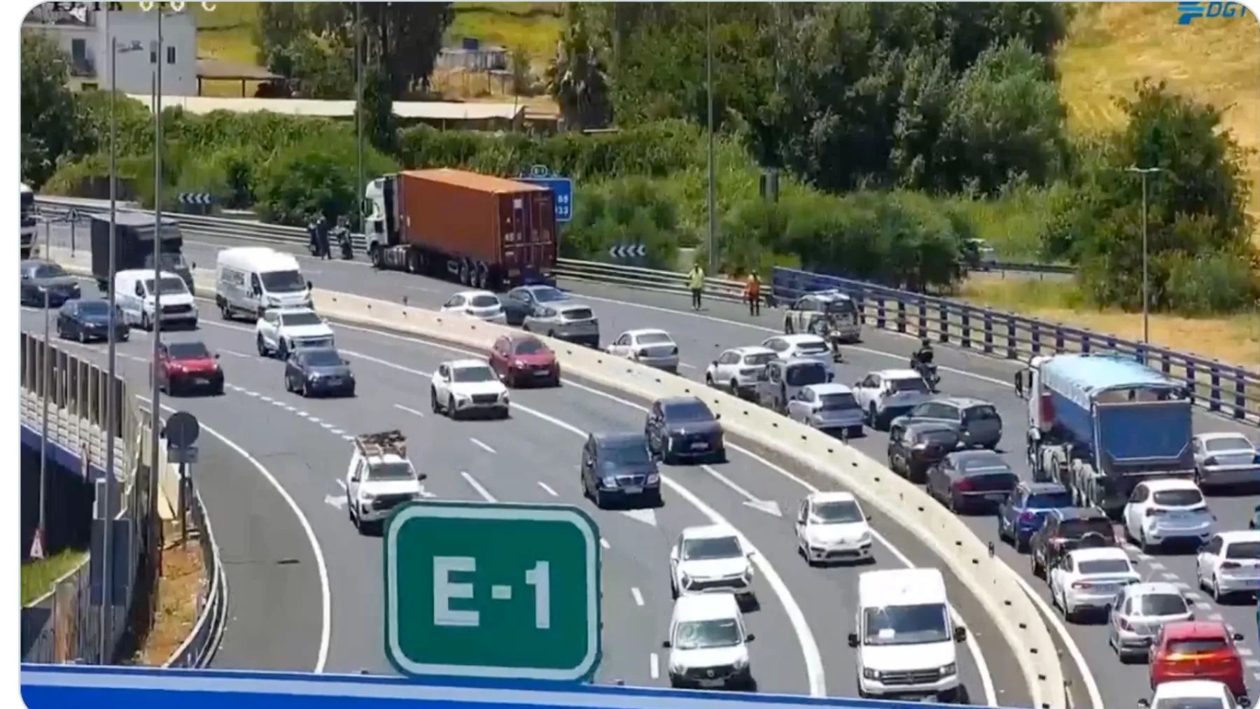 Un accidente complica la salida de Sevilla por la A-49: dos carriles cortados en Camas