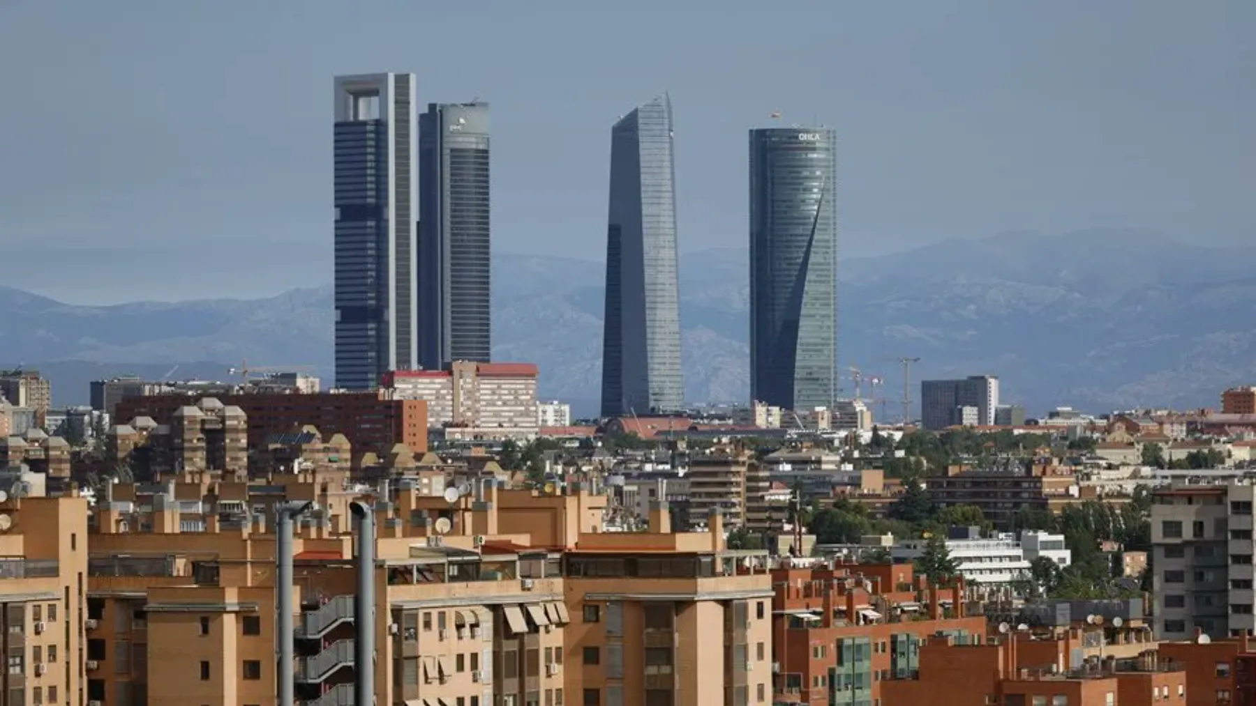 Incendio en una de las Cuatro Torres de Madrid: posibles afecciones al tráfico en Plaza de Castilla y el Paseo de la Castellana