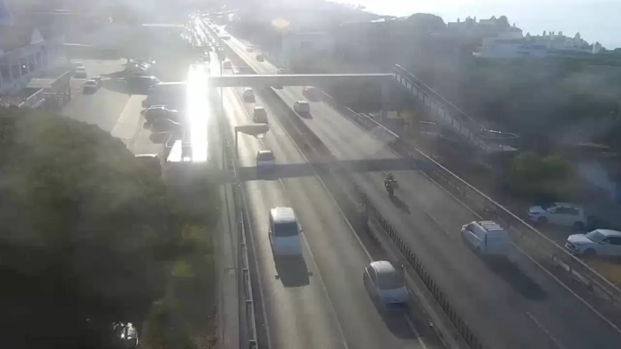 Dos carriles cortados en la A-7 por un accidente en Calahonda: más de tres kilómetros de retenciones hacia Marbella