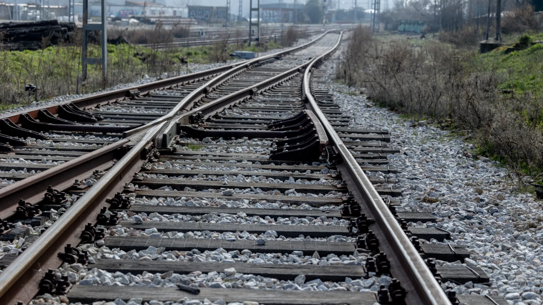 Un coche cae a las vías del tren en Sabadell y corta la línea R4 entre Cerdanyola y Sabadell Sud