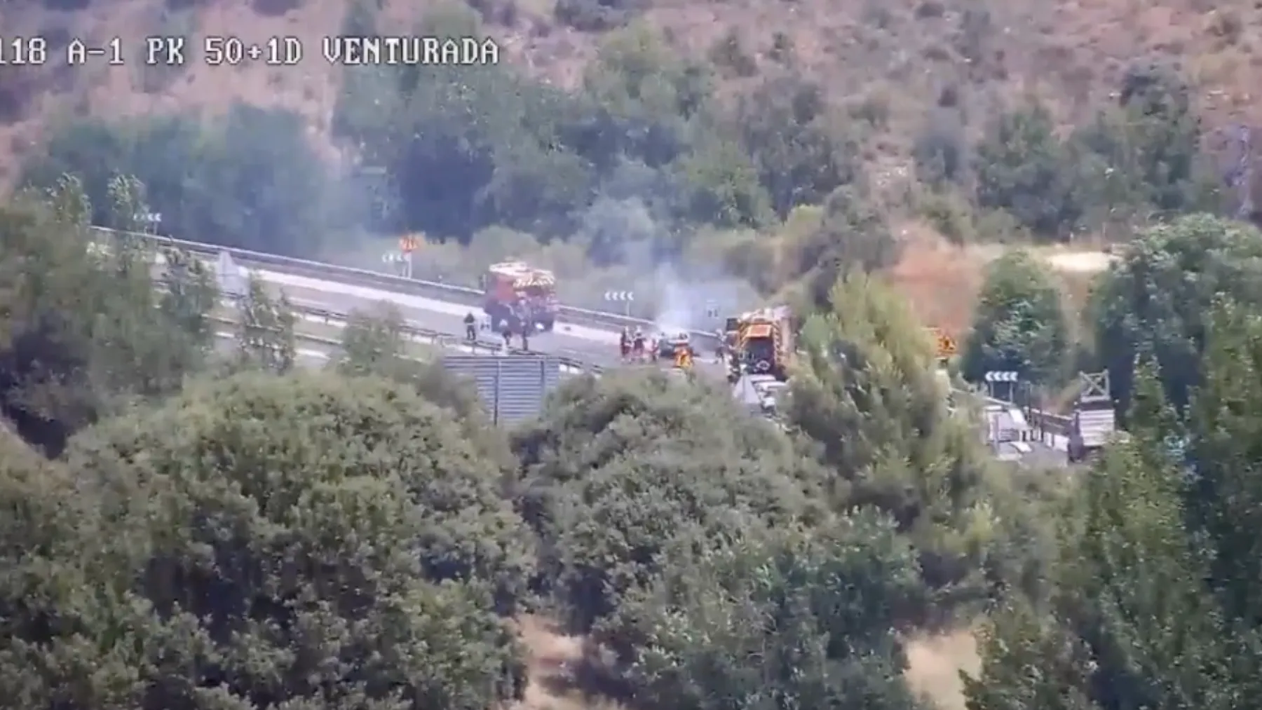 A-1 cortada en Madrid, en Venturada: un vehículo incendiado obliga a interrumpir la circulación
