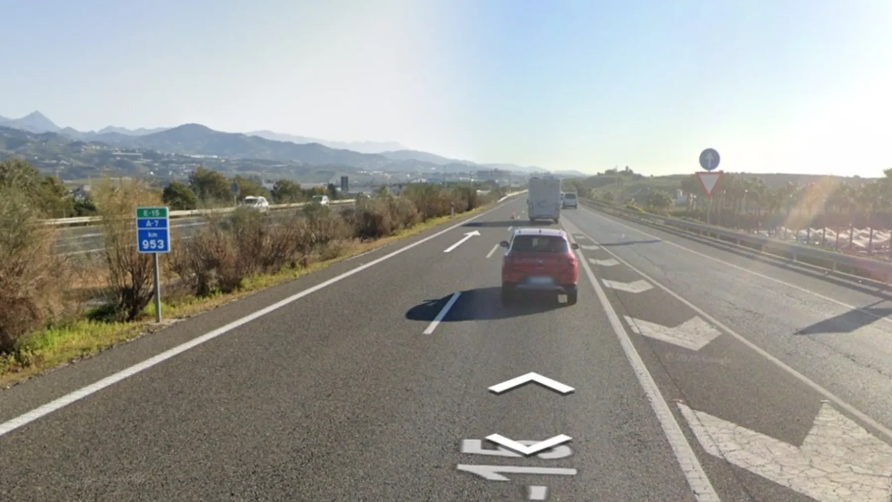 Accidente en la A-7 en Marbella: cortados dos carriles en dirección Fuengirola y problemas de tráfico en la Costa del Sol