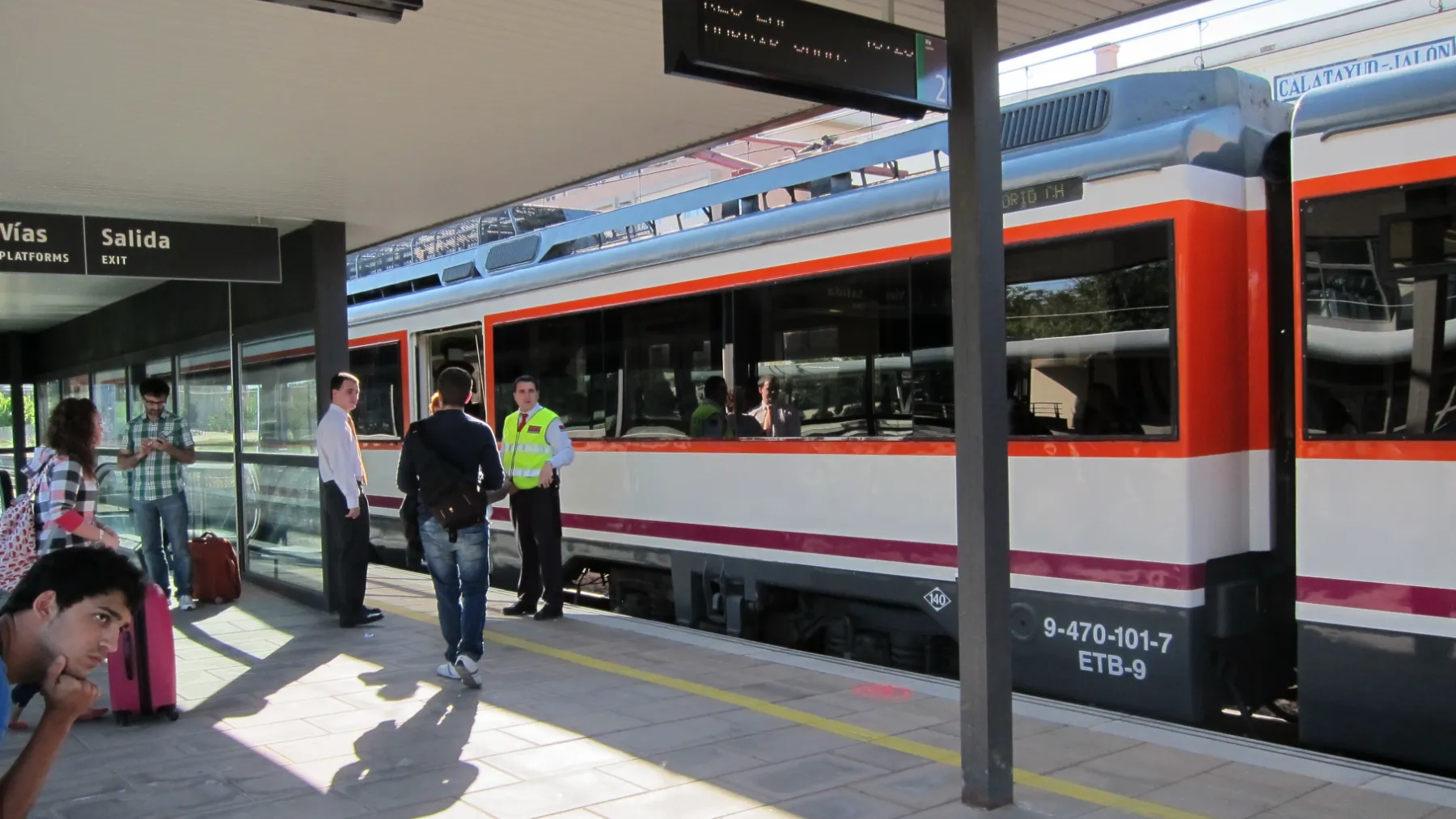 Interrumpidos los trenes AVE entre Barcelona y Girona por un incendio junto a las vías