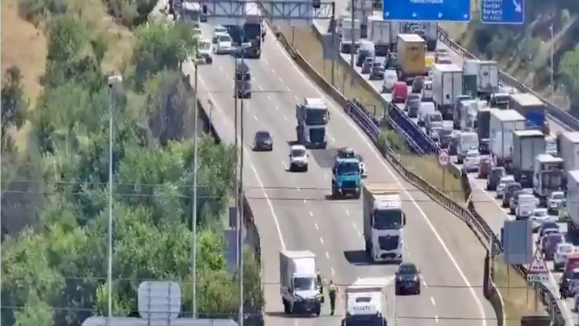Un accidente en la AP-7 a la altura de Barberà del Vallès mantiene dos carriles cortados y provoca 5,5 kilómetros de retenciones en dirección Barcelona.