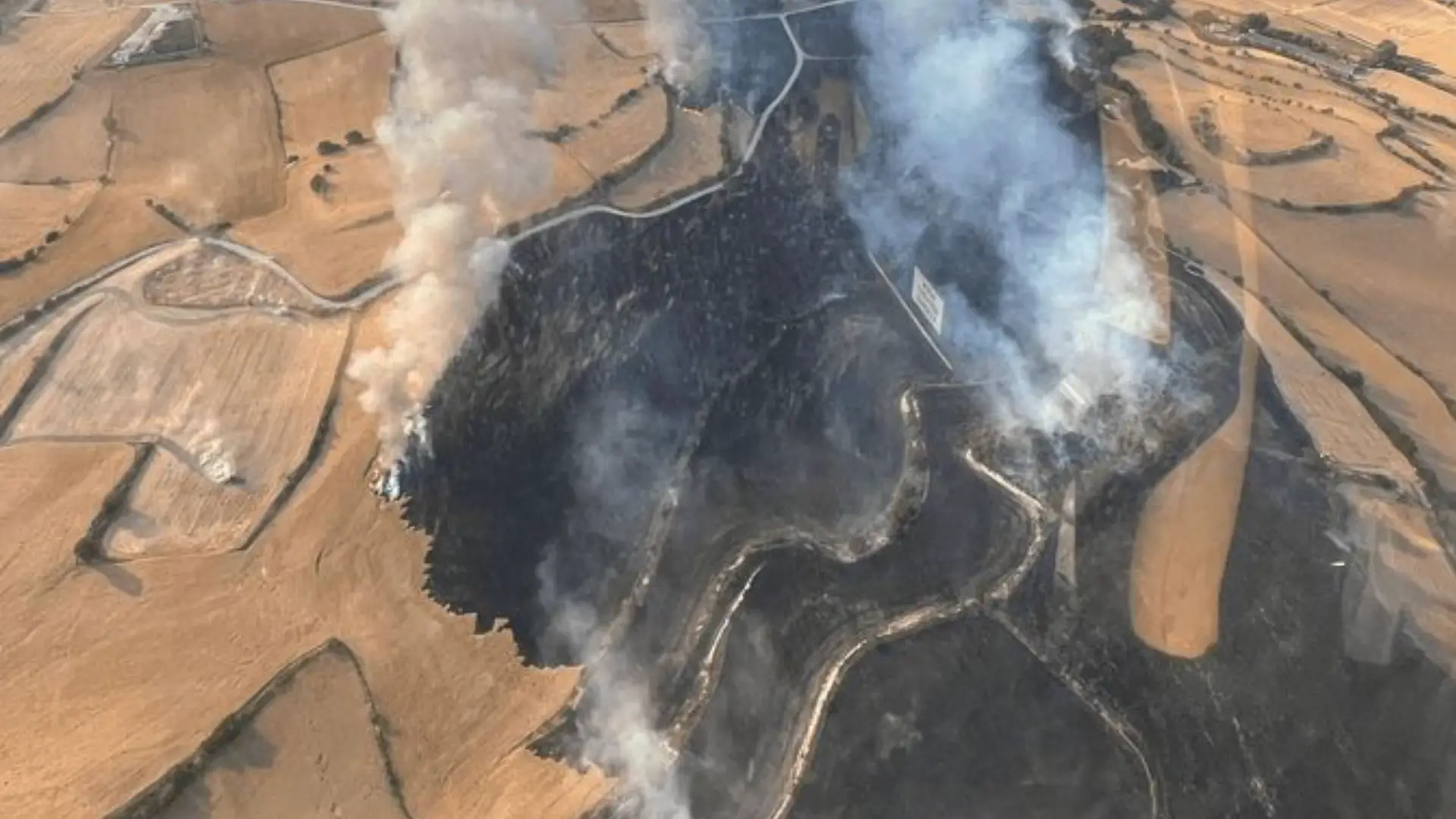 Un incendio obliga a cortar la A-2 y desviar el tráfico entre Barcelona y Lleida mientras trabajan medios aéreos