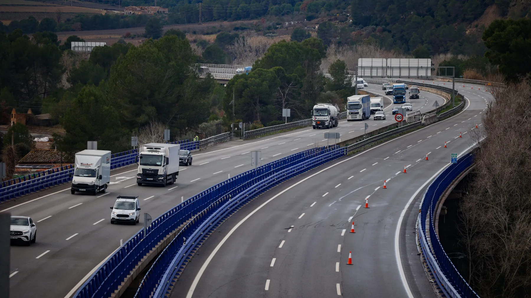 Atascos en la AP-7 en Barcelona hoy: hasta 5 kilómetros de retenciones entre Barberà del Vallès y Santa Perpètua