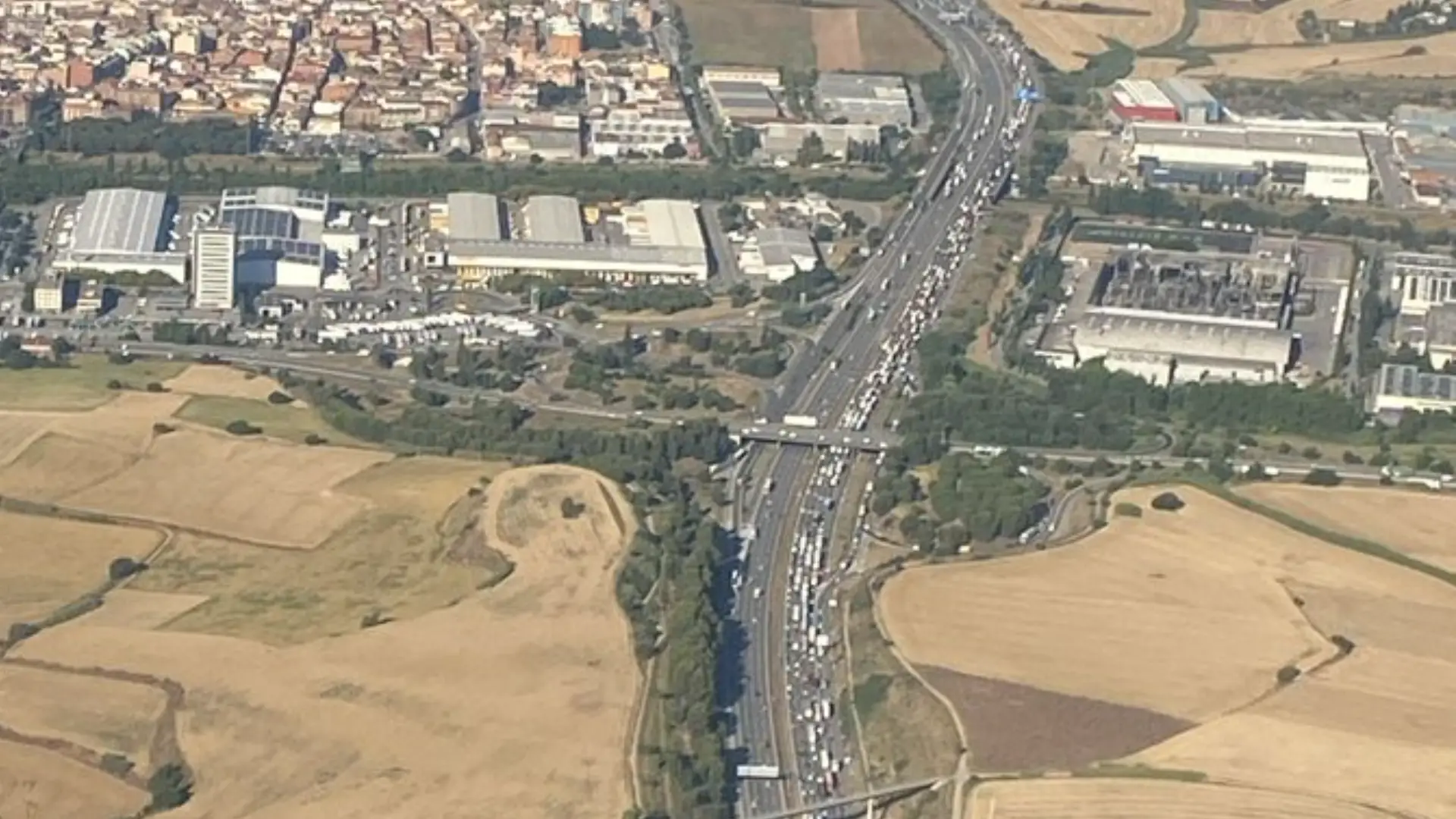Accidente de camión en la AP-7: un carril cortado provoca 4 kilómetros de tráfico lento en Santa Perpètua de Mogoda
