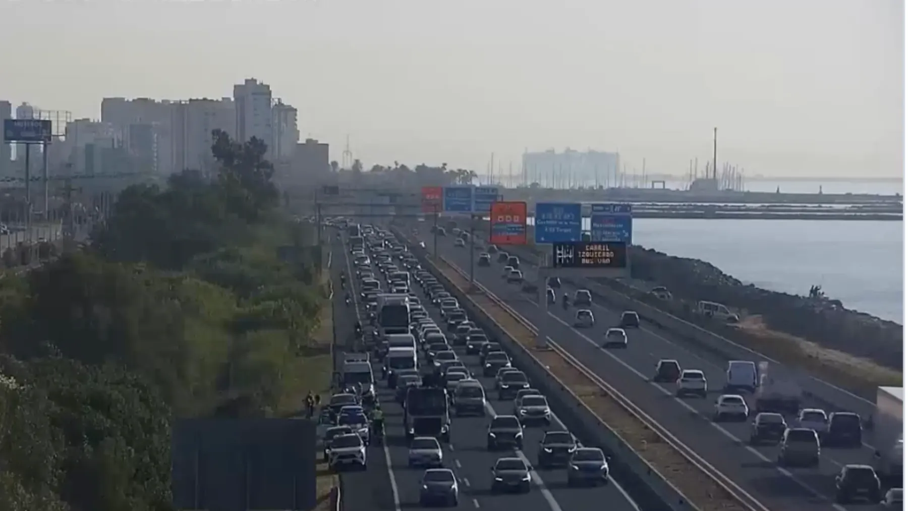 Retenciones en la V-21 en Valencia hoy: un alcance provoca 3 kilómetros de tráfico lento en Museros