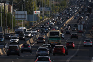 Un accidente atasca la salida de Madrid por la A-2: cortado el carril izquierdo en San Fernando de Henares
