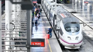 Retrasos en los trenes AVE entre Madrid y Barcelona por una avería eléctrica de última hora