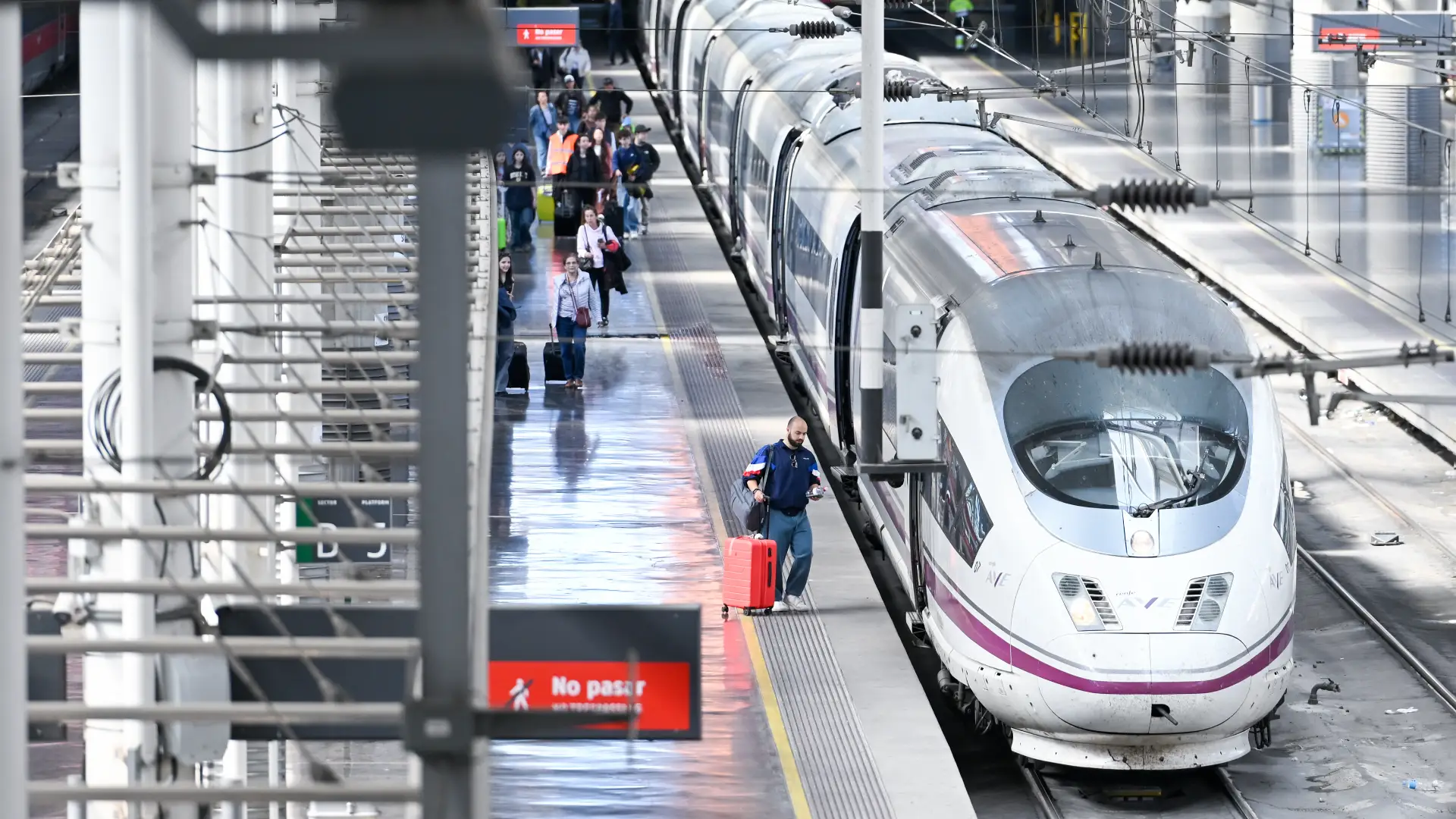 Retrasos en los trenes AVE entre Madrid y Barcelona por una avería eléctrica de última hora