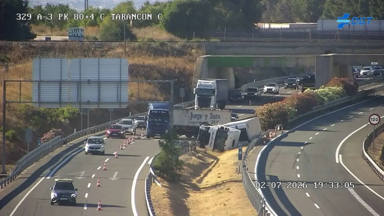 Un accidente de camión complica la A-3 en Tarancón (Cuenca): cortado el carril izquierdo hacia Valencia