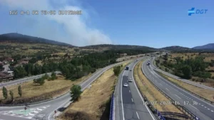 Un incendio corta la A-1 en Madrid hacia Burgos y obliga a desviar el tráfico en Lozoyuela