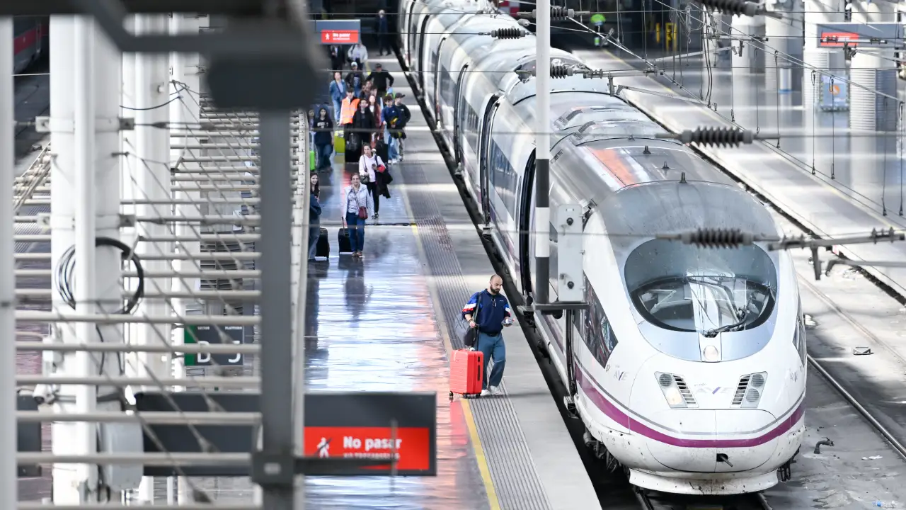 Un incendio obliga a suspender la circulación de trenes entre Biurrun y Noáin: un Intercity Zaragoza-Salamanca, detenido
