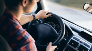 ¿Es legal conducir con chanclas? La DGT aclara cuándo pueden multarte con hasta 200 euros