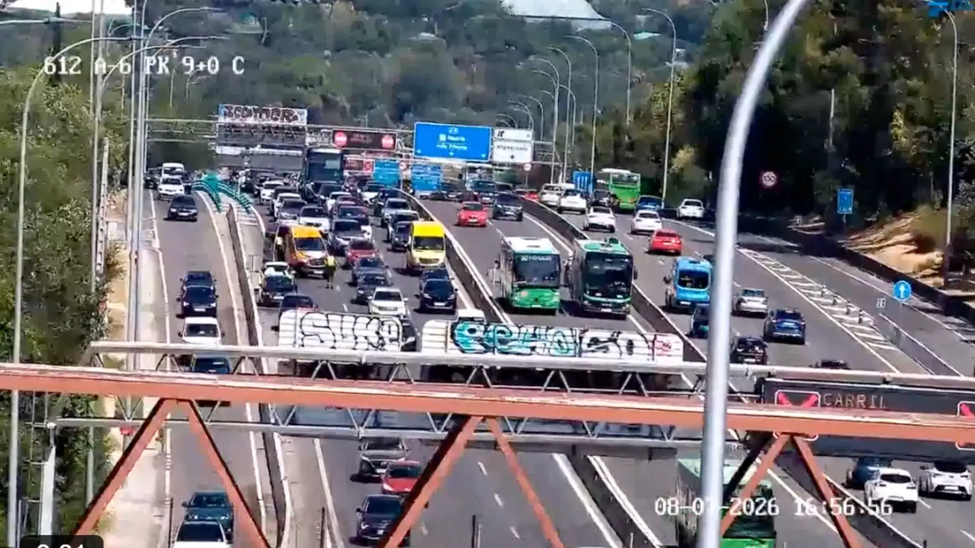 Problemas de tráfico en la A-6: un accidente en Aravaca provoca el corte de un carril y 2 kilómetros de retenciones