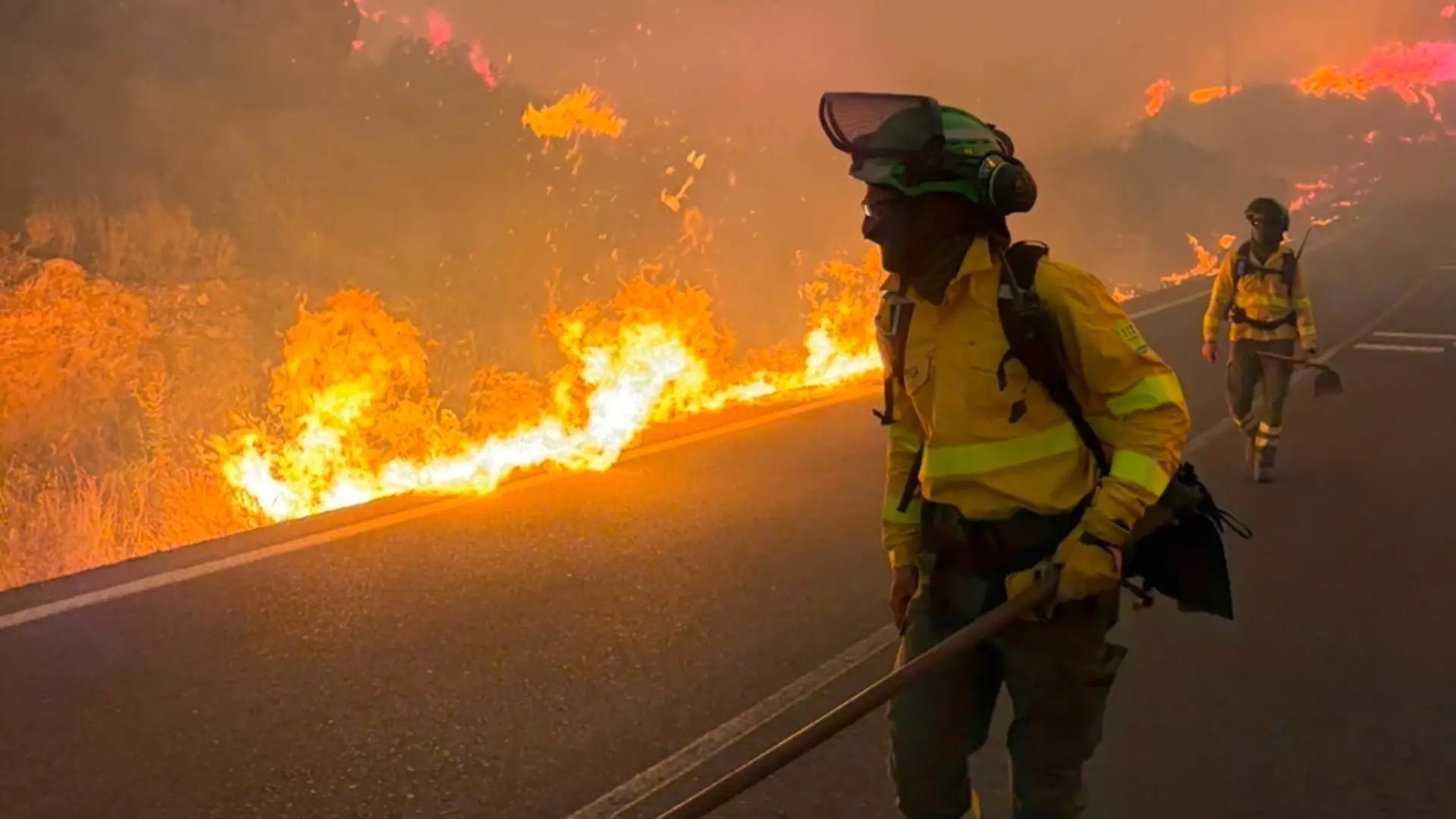 Grave incendio en Los Gallardos obliga a cortar la A-7 y varias carreteras en Almería y a desalojar Béjar