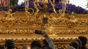 Cortes de tráfico por la Procesión de la Virgen del Carmen en Puente de Vallecas: calles afectadas y autobuses desviados